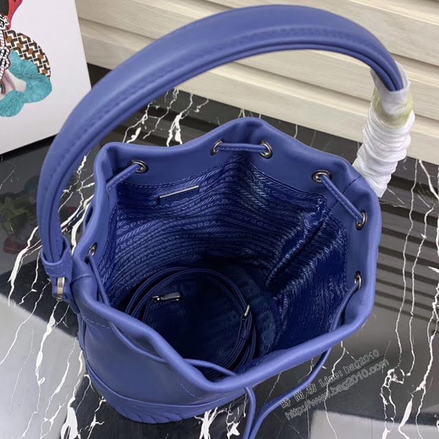 prada女包 普拉達2020最新款繡線水桶包 時尚百搭 prada手腕包 1BH038 Prada單肩手提包  pyd2397